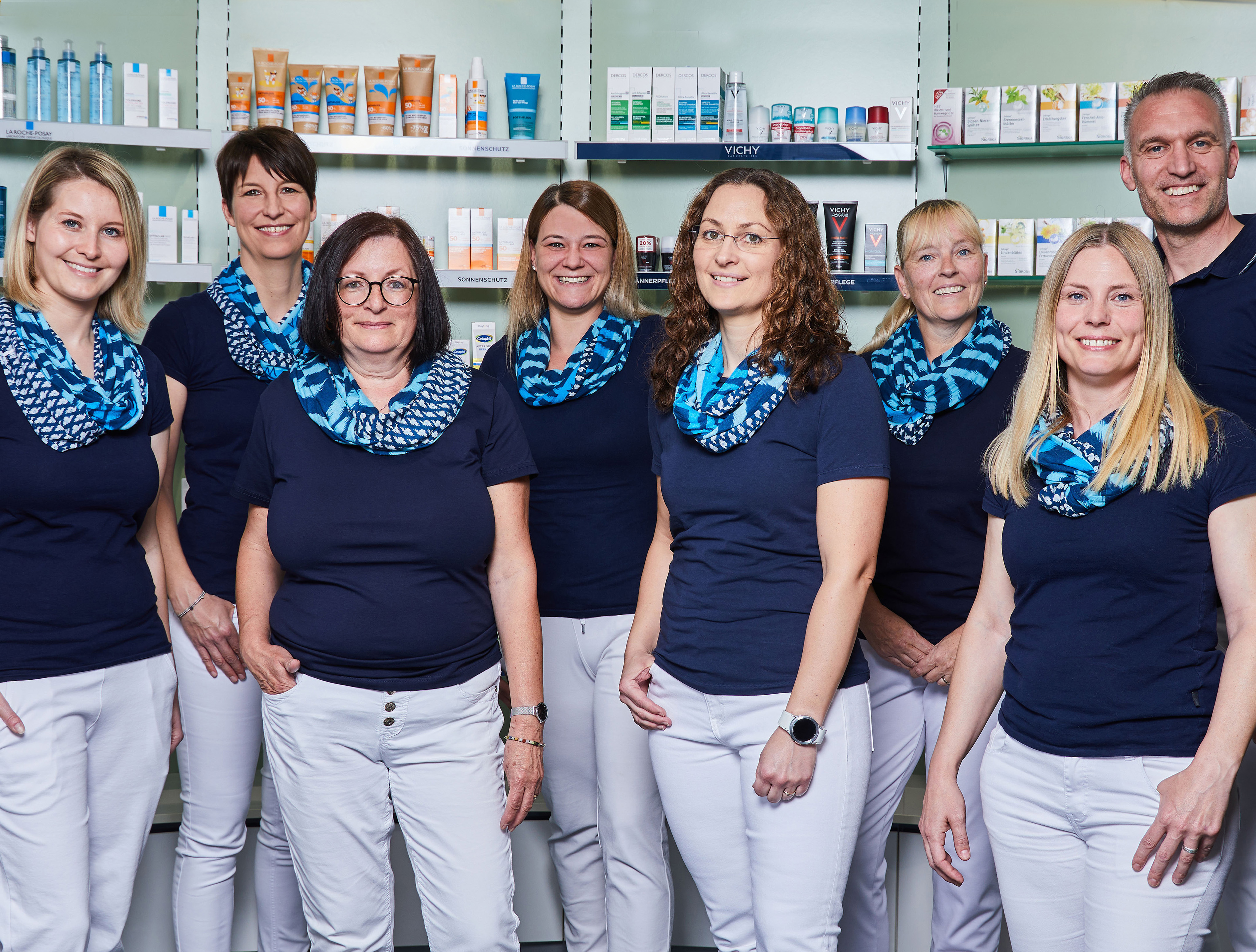 Moderne Innenansicht der Löwen-Apotheke, das Team der Löwen-Apotheke Saarwellingen.